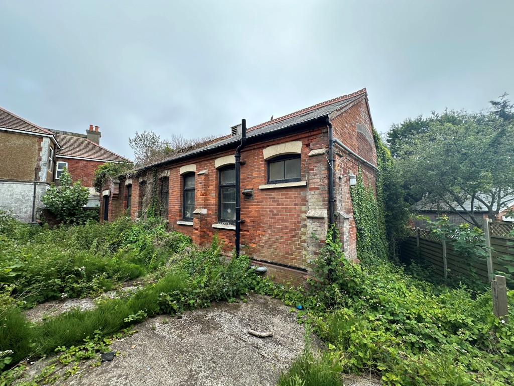 Lot: 24 - TWO DETACHED BUILDINGS WITH POTENTIAL - Rear of property